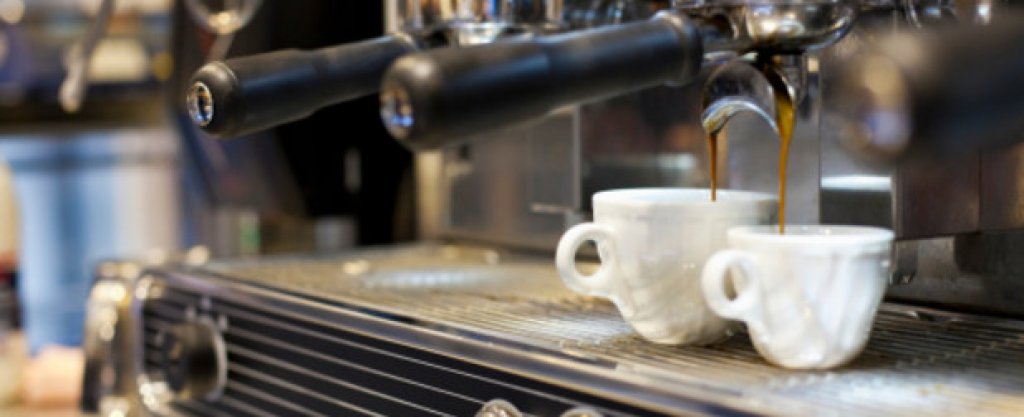 Кафе 
Те наистина страдат, ако няма кафе, и то истинско, късо италианско еспресо, не по-дълго от два пръста. Ще бъдат потресени, ако им предложите голяма чаша пълна с мляко и кафе или три в едно или нещо подобно. Кафето е нещото, без което италианците наистина не могат.