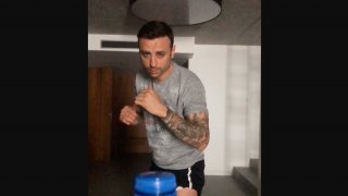 #BottleCapChallenge: Как Чък Норис би отворил бутилка с вода?