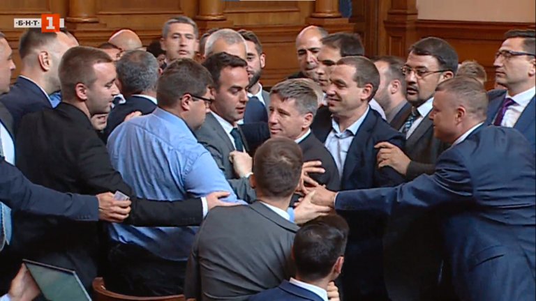 Депутати от ПП и "Възраждане" за малко не стигнаха до бой в НС