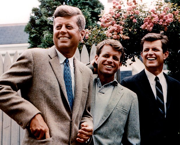 Кенеди остави щастливи жени и вдъхновена страна 