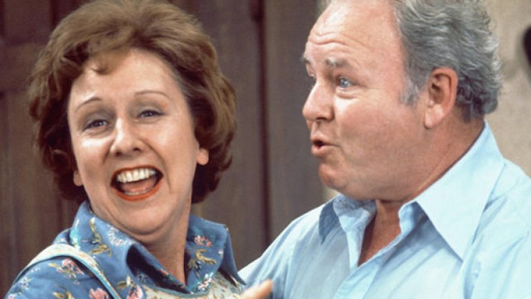 9.All in the Family
1971-79 
Какъв шок да се види такова нещо по телевизията в началото на 70-те! Устатият, но тесногръд Арчи Бънкър, жена му Едит, дъщерята феминистка Глория и нейният хипи съпруг Майк - всички под един покрив в Куинс, спорещи за нещата, които вълнуват и реалните семейства в онези години. „Всичко в семейството” е номер 1 по рейтинг всяка година, защото не подценява и не елементаризира своите герои. Един от най-влиятелните сериали в историята добавя към формата на ситкома повече драматични моменти и реалистични конфликти по наболели въпроси. Той просто стига дотам, където телевизията преди не се е осмелявала – с теми като расизъм, хомофобия, аборти, религия, контрол на оръжията.