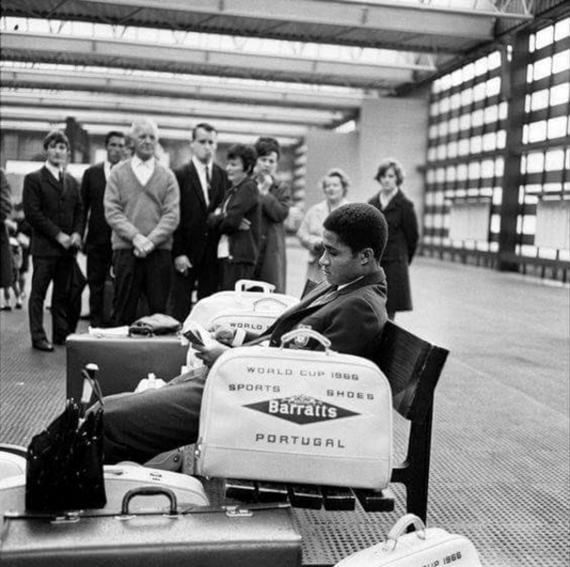 Еузебио на летището в Манчестър в края на 60-те. Черната пантера видимо скучае, но не и хората на аерогарата, които могат да му се възхищават с часове.