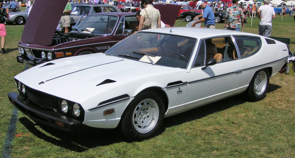 Lamborghini Espada
Espada е единственият четириместен модел на Lamborghini, който не е SUV. С 3,9-литров V12 двигател и 321 коня, моделът е доста впечатляващ за 70-те години на 20 век. Тази кола също е дело на легендарния Марчело Гандини, дизайн бащата на Miura и Countach. Може да изглежда малко особено, но би било много елегантно да го шофираме по улиците на Ел Ей.