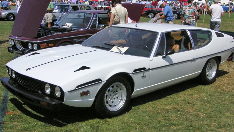 Lamborghini Espada
Espada е единственият четириместен модел на Lamborghini, който не е SUV. С 3,9-литров V12 двигател и 321 коня, моделът е доста впечатляващ за 70-те години на 20 век. Тази кола също е дело на легендарния Марчело Гандини, дизайн бащата на Miura и Countach. Може да изглежда малко особено, но би било много елегантно да го шофираме по улиците на Ел Ей.