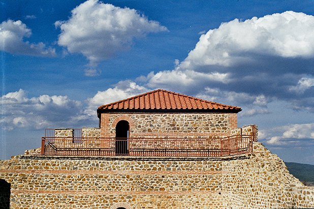 Разкрити са 3 от 4-те кули на крепостта
