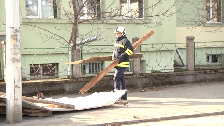 Какви са щетите от ураганния вятър в София и в страната (снимки)