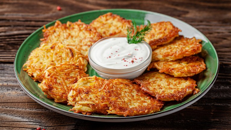 Кюфтета от морковиМорковите са малко пренебрегван зеленчук, с който обаче разполагаме целогодишно. А от 500 грама настъргани и отцедени моркови, смесени със 100 грама брашно, малко вода и подправки като сол, черен и червен пипер и чесън, можем да оформим и изпържим в малко мазнина чудесни кюфтенца. Можем да поднесем с чеснов сос от веган алтернатива на киселото мляко.