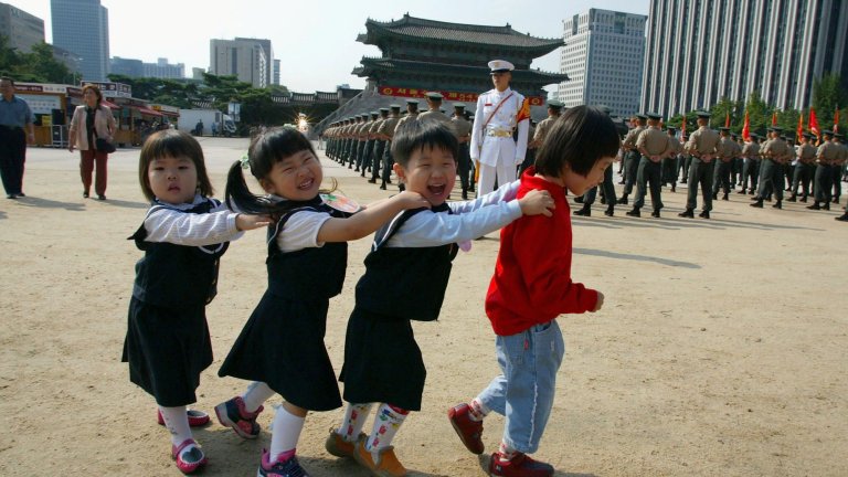 Родените в началото на 90-те сега стават родители.