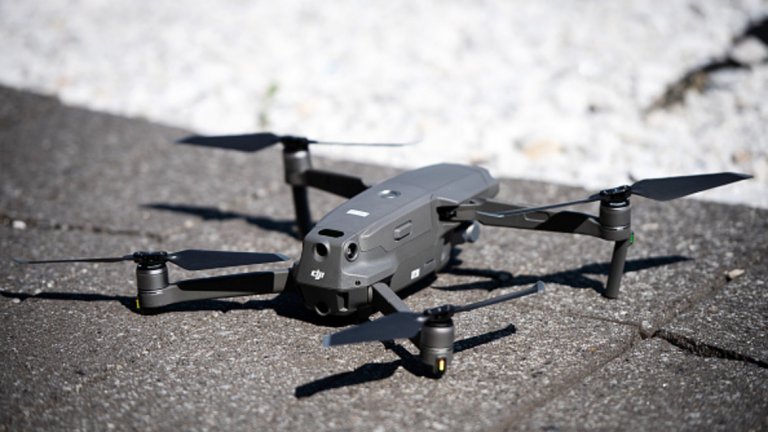 Mavic 2 Zoom от DJI 
Управлението на дрон в непосредствена близост до снимания обект не е желателно, защото може да изпуснете всяка внезапна промяна в действието при по-широк мащаб. Камерата на Mavic 2 решава този проблем с камера с 2х оптичен зуум, който дава много повече възможности за маневриране на пилотите. Софтуерът позволява на камерата да фиксира определени обекти в кадър, докато се извършва приближението. Стабилизацията на дрона използва данни от жироскопи, за да се приравни към хоризонта. Ако даден обект се приближи прекалено много до дрона, сензорите за предотвратяване на сблъсък автоматично изпращат команда до машината да спре и да остане да кръжи на място.