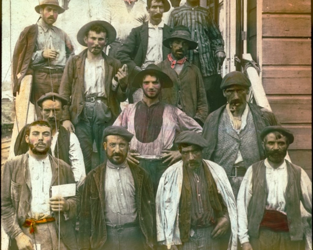 Spanish_laborers_on_Panama_Canal_in_early_1900s