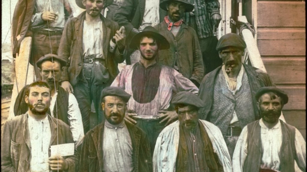 Spanish_laborers_on_Panama_Canal_in_early_1900s