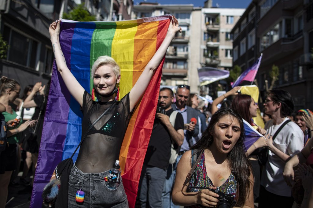 Десетки задържани на гей парада в Истанбул