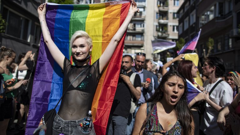 Десетки задържани на гей парада в Истанбул