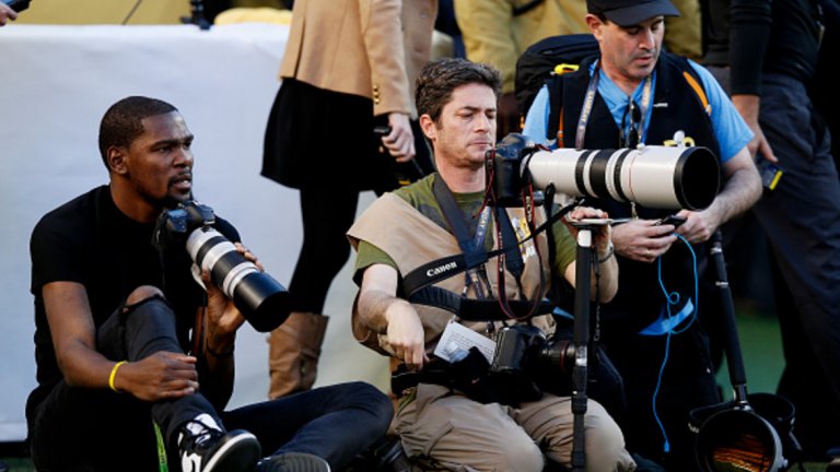 Хобито му е фотографията -той дори засне няколко фотографии за The Players Tribune по време на Супербоул 50 в Сан Франциско.