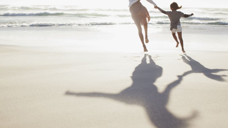 майка и дъщеря, плаж