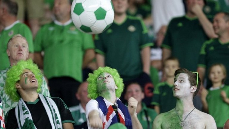 Северноирландски фенове се забавляват в Атина.