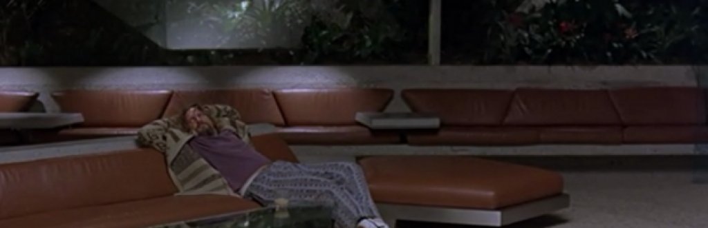 Джеф Бриджис върху диваните на култовото имение в сцена от "Големият Лебовски"