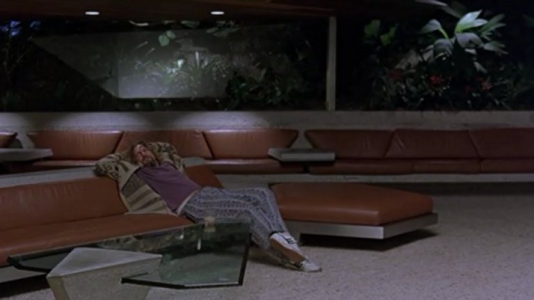 Джеф Бриджис върху диваните на култовото имение в сцена от "Големият Лебовски"