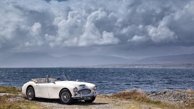 Austin Healey 3000 Mk III (1965)
Можем да разглеждаме Healey като типичен представител на достъпните британски спортни автомобили, появили се след Втората световна война. Износът на Healey в Щатите се оказва успешна авантюра и на практика спасява част от британската автомобилна индустрия. Моделът 3000 е създден от известния автомобилен пилот и инженер Доналд Хийли и се е произвеждал от гиганта BMC (Britissh Motor Corporation). Първото поколение на модела се появява през 1959, а през 1963 идва ред на третата генерация, която записва успехи в моторните спортове и дори няколко рекорда за скорост за серийни автомобили.