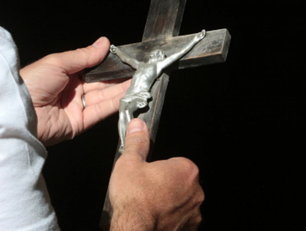 6. Фетиш към религиозни предмети
Сексуално привличане към религиозни и сакрални предмети (хиерофилия)? Бррр. Звучи зловещо да имаш желание да спиш с икона, например. Етимологично думата хиерофилия идва от старогръцката дума "хиерос“ (hieros), която означава свещен или сакрален. Хората с хиерофилия се възбуждат от различни видове религиозни предмети или от един единствен подобен предмет - например кръст. Най-разпространен този фетиш е в християнството. Според изследвания този вид фетишизъм дори е част от традициите на христианската религия, който се изразява в преклонението пред мощи, кокали, кости, мумифицирани части на телата и икони.