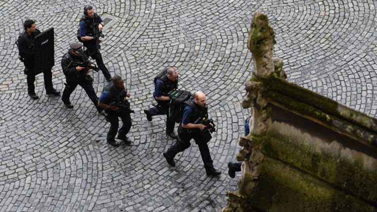 Службите за сигурност блокираха района около Уестминстър, като депутатите бяха принудени да останат затворени в пленарната зала.