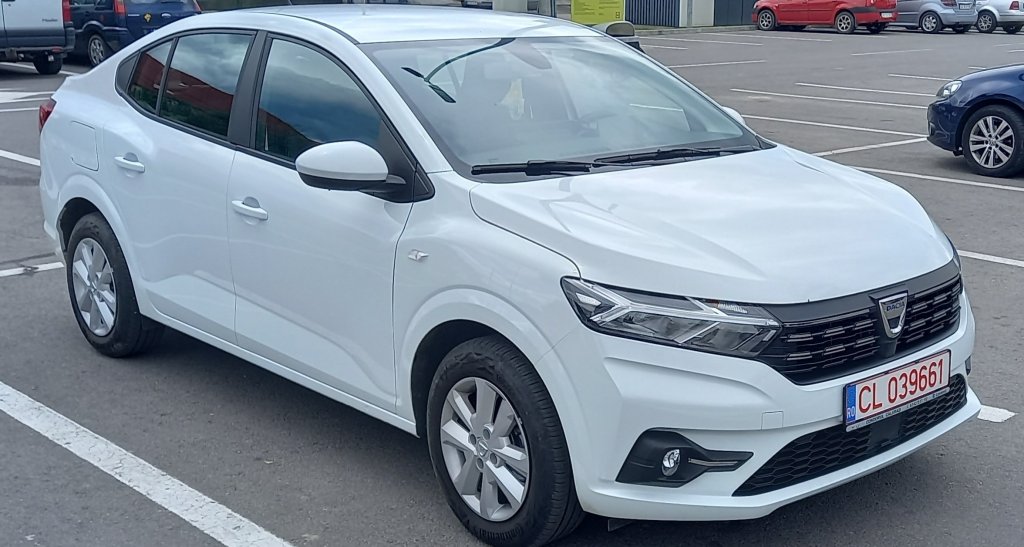 Dacia Logan - $9500
На  българския пазар чисто нов Logan може да бъде закупен на цена от 25 600 лв. Това е и единственият седан в галерията, който направо си изглежда като лимузина в сравнение с останалите тук.  В Индия се подвизава под името Mahindra Logan и се продава под 10 000 долара
Предлага се най-вече във вариант с 1,0 л. двигател и мощност от 67 конски сили. Интериорът е доста елементарен, но пък от компанията се хвалят, че е от най-просторните за класа си.