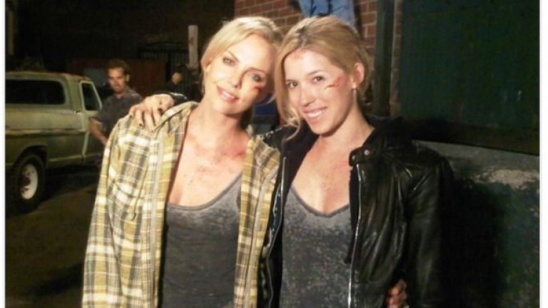 Чарлийз Терон и дубльорката Алиша Вела-Байли