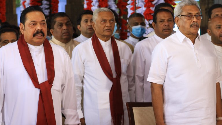 Фамилия Раджапакса управлява Шри Ланка от години, но днес членовете ѝ бягат панически от собствения си народ