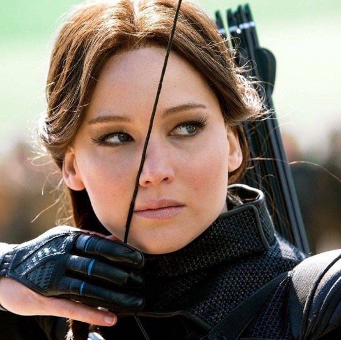  The Hunger Games: Mockingjay 2 

Чакай малко, не споменахме ли вече "Игрите на глада"? Да, Дженифър се прочу с първата част на поредицата, но последната е далеч по-драматична, сложна, заплетена и изисква много повече актьорски талант, за да изглежда убедителна. Това е кулминацията на жестоката борба – както с тиранията, така и в личностен план. 

Във "Възпламеняване" и първата от двете екранизации по "Сойка присмехулка" действието изглеждаше малко претупано, но тук Лорънс показва пълния си потенциал. Обърканата тийнейджърка вече я няма, на нейно място е безпощаден и пресметлив боец. Сцените на насилие се редуват с такива, които показват вътрешните противоречия, които тормозят Катнис Евърдийн. По тази причина Mockingjay 2 и участието на Дженифър си заслужават отделно внимание.