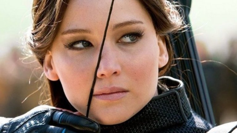  The Hunger Games 

Филмът е по романите на Сюзан Колинс и въпреки няколко сериозни пропуска следва книгите доста внимателно. Древногръцкият мит за Лабиринта на Минтоавъра се пренася в държавата Панем, намираща се на територията на някогашните Съединени щати. 

Всички 12 окръга на Панем са принудени всяка година да изпращат на арената по две деца, които да се бият с останалите до смърт. Победителят може да бъде само един. Игрите са за назидание на окръзите, които отдавна са се отказали от идеята да се бунтуват, както и за забавление на богатите. Всичко е кръв и зрелища, докато не се появява Катнис Евърдийн, Огненото момиче...