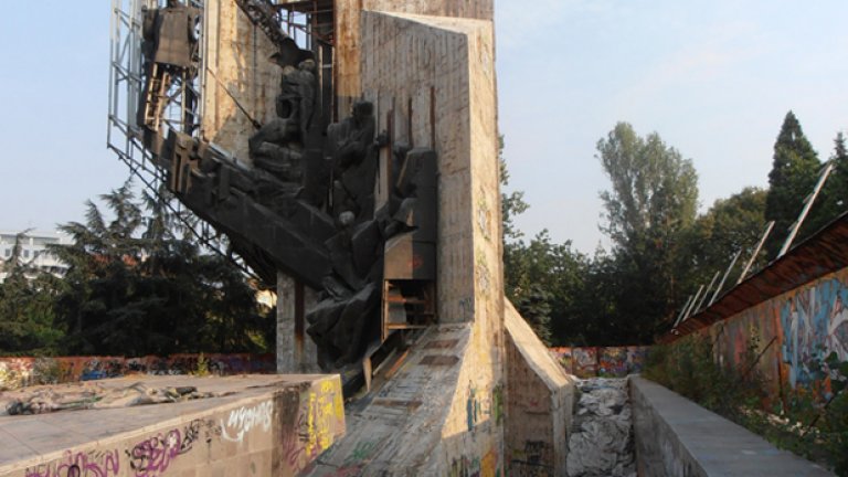 Паметникът "13 века България" пред НДК бе опасен, така че се наложи части от него да бъдат демонтирани. 
 Идеите за трансформирането му вижте по-нататък в галерията
