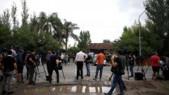 Журналисти в близост до имението на Марадона в предградието Тигре.