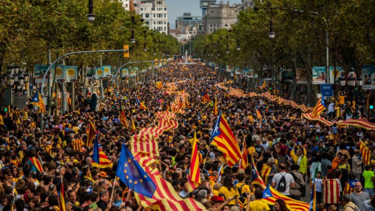 Докато хиляди каталунци протестираха за независимост, правителството в Мадрид твърди, че референдумът е незаконен