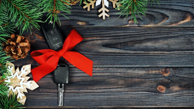 Панделки от кадифе
Кадифето, което се наложи при дрехите за зима 2024/2025, влиза и в коледната украса под формата на червени панделки. Елегантният орнамент ни предразполага окончателно да се отървем от пластмасата като я заменим с нещо, което може да използваме за много години напред.