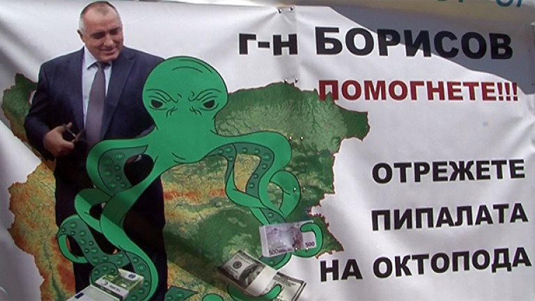 Бойко Борисов влиза в бой с ножица - не за да реже ленти, а пипала. Който си го може, си го може