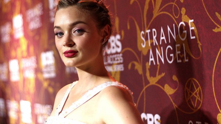 Бела Хийткот израства в семейството на адвокат в австралийския град Мелбърн. Кръстена е "Изабела" - на италианската актриса Изабела Роселини, към която с времето също развива голямо уважение. В училище започват да я наричат "Изи", но майка ѝ не е съгласна - така се стига до галеното "Бела". Проблем с името си бъдещата актриса има само покрай излизането на вампирската поредица "Здрач" (с която няма нищо общо). По думите на Хийткот в този период всеки е кръщавал детето или кучето си Бела на името на главната героиня...