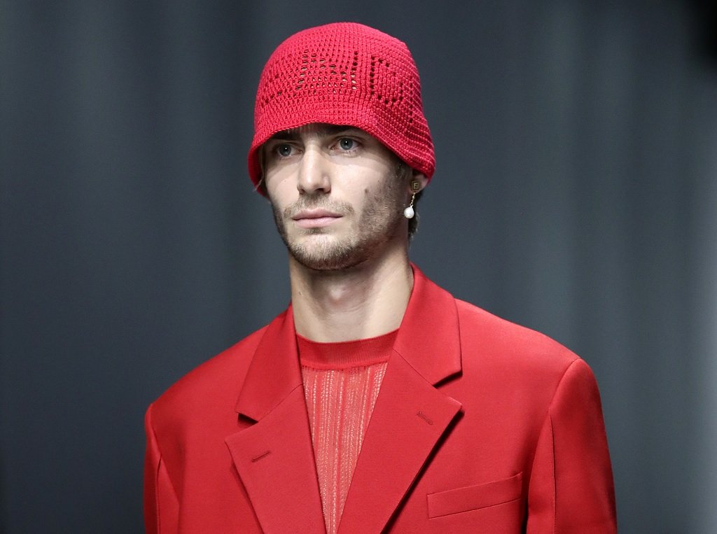 Господата също често избягват да носят шапка или ако го правят, то залагат на цвят, който да отива на всичко в гардероба им. Е, ако сте решили да промените нещо, може би е време за нова шапка. Вероятно не толкова смела като на снимката, но трябва да знаете, че трендът за зимата е шапка в цвета на връхната дреха.