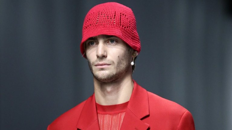 Господата също често избягват да носят шапка или ако го правят, то залагат на цвят, който да отива на всичко в гардероба им. Е, ако сте решили да промените нещо, може би е време за нова шапка. Вероятно не толкова смела като на снимката, но трябва да знаете, че трендът за зимата е шапка в цвета на връхната дреха.