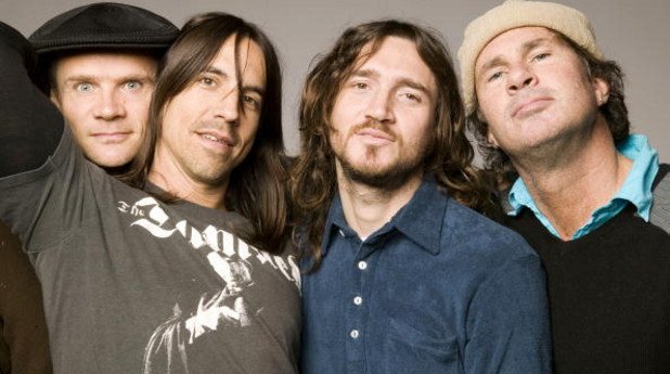 Red Hot Chili Peppers

За предстоящия албум на калифорнийските фурии все още знаем само едно нещо, но то ни стига, за да подскочим до небето – китаристът Джон Фрушанте се завърна в групата и останалите трима вече работят с него по нови песни. Фрушанте напусна Red Hot за втори път през 2009 г. и бандата продължи без него, но той представлява твърде голяма част от това, което прави рок фънкарите неустоими за няколко поколения меломани.

Първите три концерта на бандата в новия-стар състав ще бъдат през май, но по думите на барабаниста Чад Смит засега четиримата ще се съсредоточат повече върху записи, отколкото върху концерти. А само се замислете, че другите два албума, които Фрушанте е записал с групата веднага след като е станал част от нея или след като се е завърнал, са Mother’s Milk и Californication.