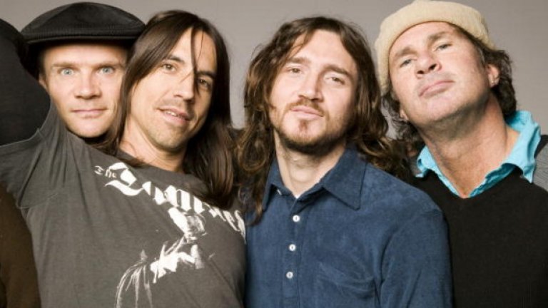 Red Hot Chili Peppers
За предстоящия албум на калифорнийските фурии все още знаем само едно нещо, но то ни стига, за да подскочим до небето – китаристът Джон Фрушанте се завърна в групата и останалите трима вече работят с него по нови песни. Фрушанте напусна Red Hot за втори път през 2009 г. и бандата продължи без него, но той представлява твърде голяма част от това, което прави рок фънкарите неустоими за няколко поколения меломани.
Първите три концерта на бандата в новия-стар състав ще бъдат през май, но по думите на барабаниста Чад Смит засега четиримата ще се съсредоточат повече върху записи, отколкото върху концерти. А само се замислете, че другите два албума, които Фрушанте е записал с групата веднага след като е станал част от нея или след като се е завърнал, са Mother’s Milk и Californication.