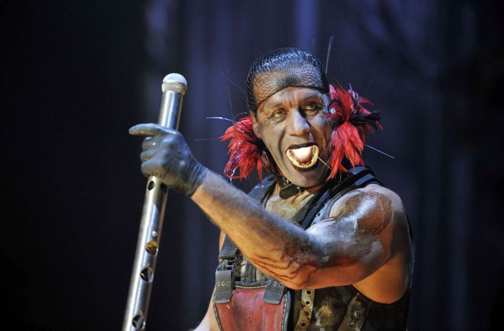 Десетки пъти се е преструвал, че наистина гори
Концертите на Rammstein са изпълнени със зрелищна пиротехника, а понякога и с други провокативни устройства - като "изхвърлящото се" оръдие, което демонстрираха и в София. Пламъците са рисков момент, като Тил веднъж дори получава изгаряния на единия си крак. И макар след това да започва да носи огнеупорни облекла, няколко пъти се е преструвал, че се е запалил на сцената. Веднъж групата отива доста далеч - музиката спира, кийбордистът Флаке уж идва с пожарогасител, но публиката не знае, че бутилката всъщност е пълна с възпламенима течност, която да засили пламъците.
"Направихме го на около 20 концерта, но трябваше да спрем, защото според феновете беше наистина твърде много", разказва той пред "Плейбой".