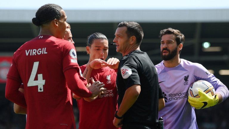 Скандална дузпа и уникален Митрович спряха Ливърпул на старта