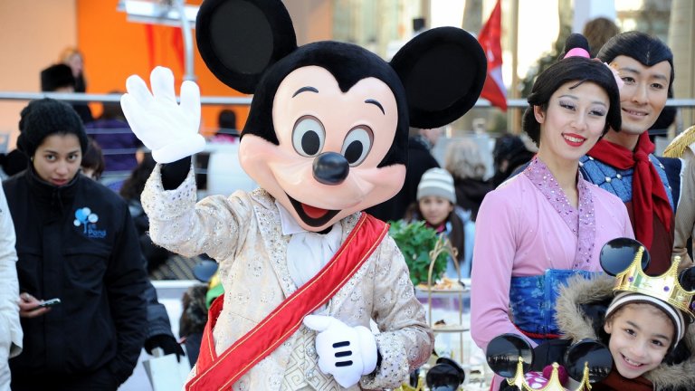 Мики Маус и Приятели (Mickey Mouse & Friends)
С 97% разпознаваемост на марката Мики Маус е също толкова популярен образ, колкото и Дядо Коледа. Подобно на “Мечо Пух” и той се намира под шапката на The Walt Disney Company и е донесъл на компанията приходи от над 80 милиарда долара. 

Започнал като част от анимация, създадена от Уолт Дисни, с времето образът на Мики Маус се превърна в символ на попкултурата, появявайки се не само под формата на играчки и анимационни филми, но и върху продуктите на луксозни марки като Gucci.