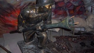 Lunge_AT_Mine