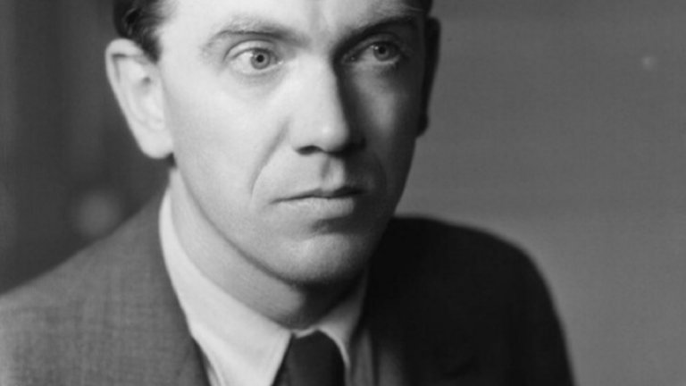 Греъм Грийн
Роден през 1904 г., Греъм Грийн е вече известен писател, когато е вербуван в разузнаването. Той е убеден от своята сестра Елизабет да се включи в редиците на МИ6 в Сиера Леоне, а славата му на известен пътешественик и автор е неговото идеално прикритие. Любопитен факт е, че по време на африканската си мисия Грийн е подчинен на Ким Филби, който по-късно е разкрит като един от най-големите съветски шпиони на Запад през Студената война. 
След като напуска официално службите през 1944 г., Грийн продължава да събира информация за тях от различни точки по света. Известно е,че през зимата на 1957 г. той участва в доставка на дрехи за бойците на Кастро по време на революцията в Куба. 
Първата успешна книга на Греъм Грийн е "Влак за Истанбул" от 1932 г., но писателят стъпва на своя литературен връх шест години по-късно, когато издава "Силата и славата".