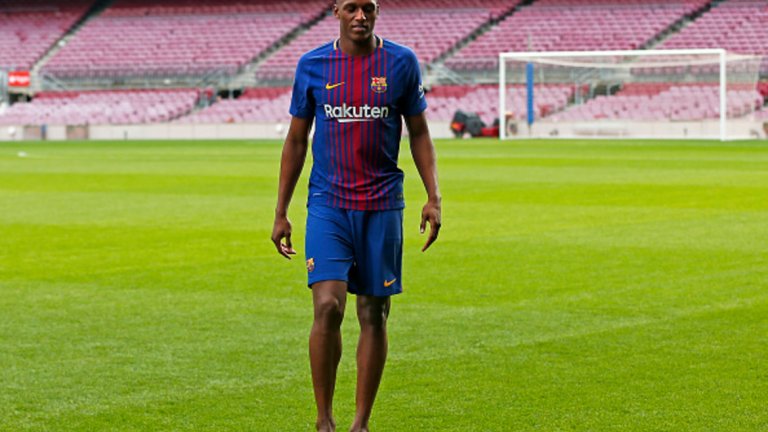 Йери Мина реши да се покаже за първи път пред феновете на каталунците, стъпвайки бос по тревата на „Камп Ноу“.