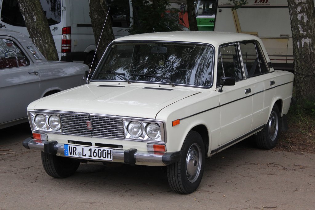 ШестицаВ Съветския съюз – Шестьорка, в България – Лада Шестица. Причината е, че официалното име на модела е ВАЗ-2106. Това е възможно най-престижният и луксозен автомобил, който по-обикновените хора могат да си позволят, защото по-елитните изобретения на съветското автомобилостроене са запазени за партийните членове.