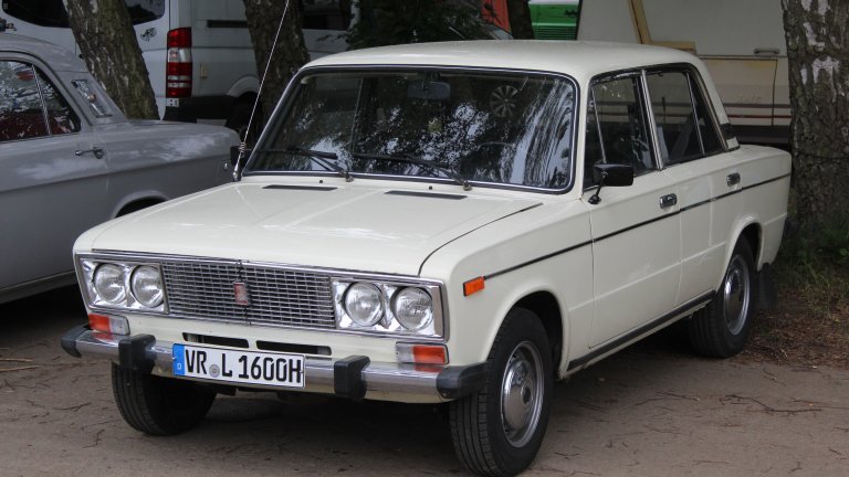 ШестицаВ Съветския съюз – Шестьорка, в България – Лада Шестица. Причината е, че официалното име на модела е ВАЗ-2106. Това е възможно най-престижният и луксозен автомобил, който по-обикновените хора могат да си позволят, защото по-елитните изобретения на съветското автомобилостроене са запазени за партийните членове.