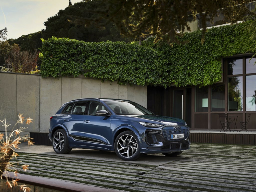 Audi Q6 E-TronШасито и базата на Audi Q6 E-Tron са разработени от Porsche, което би трябвало да говори достатъчно само по себе си. В средния по размер SUV откриваме 422 конски сили и пробег с едно зареждане от 470 километра. Електромобилът е със задвижване на четирите гуми едновременно и по-късно ще получи и версия със задно задвижване.
Audi Q6 E-Tron ще е на пазара в късното лято или ранна есен, а цените ще варират от 60 до 80 хил. долара в зависимост от модификациите и мощността. През 2025 г. ще се появи и спортно купе от серията.