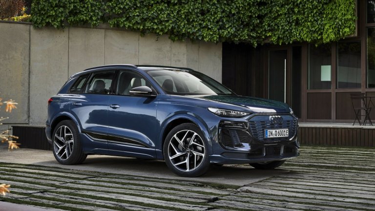 Audi Q6 E-TronШасито и базата на Audi Q6 E-Tron са разработени от Porsche, което би трябвало да говори достатъчно само по себе си. В средния по размер SUV откриваме 422 конски сили и пробег с едно зареждане от 470 километра. Електромобилът е със задвижване на четирите гуми едновременно и по-късно ще получи и версия със задно задвижване.
Audi Q6 E-Tron ще е на пазара в късното лято или ранна есен, а цените ще варират от 60 до 80 хил. долара в зависимост от модификациите и мощността. През 2025 г. ще се появи и спортно купе от серията.